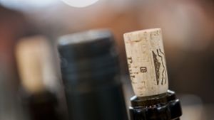 Ein Mann hat auf einem Weingut in Baden-Württemberg offenbar Schwefelsäure aus einer Weinflasche getrunken (Symbolfoto). Foto: dpa