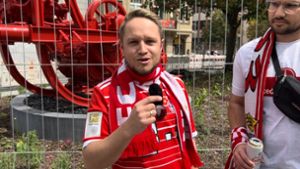 FCB-Fan Matthias, hier neben VfB-Anhänger Max, ist aus München angereist. In Bad Cannstatt hat er an unserer kleinen Umfrage teilgenommen. Foto: /Ann-Kathrin Schröppel