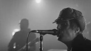 Liam Gallagher im neuen Video zu „Everything’s Electric“ Foto: Warner