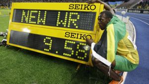 Usain Bolt und die Zahl seines Lebens. Foto: AP