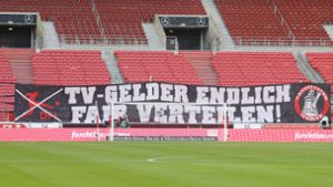Ein Transparent vor der Cannstatter Kurve des VfB Stuttgart forderte beim Spiel gegen Eintracht Frankfurt die faire Verteilung von TV-Geldern (Archivbild). Foto: Pressefoto Baumann/Hansjürgen Britsch