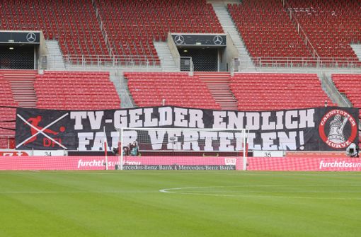 Ein Transparent vor der Cannstatter Kurve des VfB Stuttgart forderte beim Spiel gegen Eintracht Frankfurt die faire Verteilung von TV-Geldern (Archivbild). Foto: Pressefoto Baumann/Hansjürgen Britsch