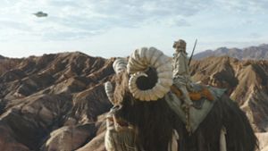 Die gesamte Szenerie ist am Filmset nun auf gigantischen Monitoren sichtbar: Ein Tuskan Raider in der 2. Staffel der Serie „The Mandalorian“ Foto: imago images/Cinema Publishers Collection