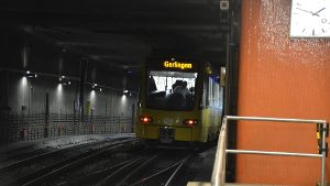 Großaufgebot am Hauptbahnhof: Eine Stadtbahn blieb defekt im Tunnel liegen. Foto: Andreas Rosar Fotoagentur-Stuttg