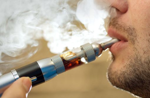 Der Dampf einer E-Zigarette enthält weniger Substanzen als Zigarettenrauch. Foto: dpa/Friso Gentsch