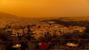 Saharastaub taucht Athen in orangefarbenes Licht. Foto: dpa/Marios Lolos