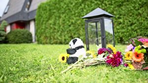 Nach dem Familiendrama mit drei Toten in Villingendorf  liegen Windlicht, Kuscheltier und Blumen vor dem Tatort. Foto: dpa