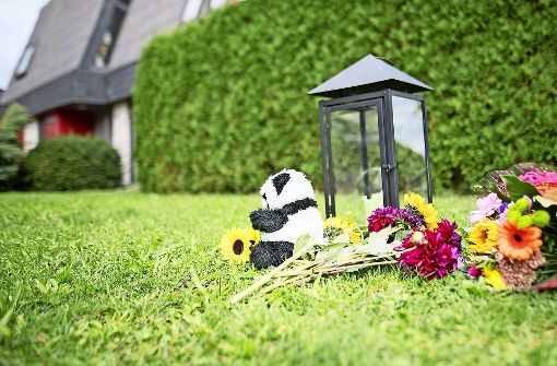 Nach dem Familiendrama mit drei Toten in Villingendorf  liegen Windlicht, Kuscheltier und Blumen vor dem Tatort. Foto: dpa
