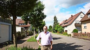 Alleencharakter und gepflegte Vorgärten: Rolf Hohl lebt seit vielen Jahren im Sommerrain und kennt die Besonderheiten des Stadtteils. Foto: Annina Baur