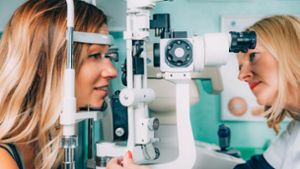 Messung Augeninnendruck: Ein erhöhter Augeninnendruck kann auf ein Glaukom (grüner Star) hinweisen. Die Ergebnisse der Studien zeigen, dass die Augeninnendruckmessung ein Glaukom als Einzelmaßnahme nicht zuverlässig vorhersagen oder diagnostizieren kann. Nach den Leitlinien der Augenärzte sollte sie nur in Kombination mit einer Augenspiegelung angeboten werden. Foto:  adobe/Microgen