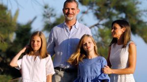 Feriengrüße von Mallorca: Spaniens Königspaar Felipe VI. und Letizia mit ihren Töchtern Leonor (im blauen Kleid) und Sofía. Foto: dpa