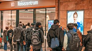 Tickets will die Bahn am liebsten online verkaufen – die Zahl der Reisezentren nimmt ab. Foto: imago/Wolfgang Maria Weber
