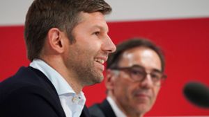 Thomas Hitzlsperger steht jetzt als Vorstandsvorsitzender beim VfB im Fokus – und der vorübergehende Aufsichtsratsvorsitzende Bernd Gaiser agiert im Hintergrund. Foto: Baumann