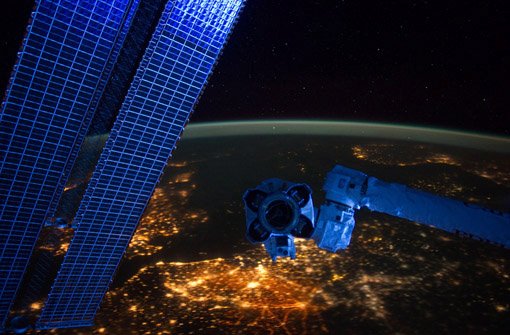 Ein atemberaubender Blick von der Internationalen Raumstation ISS nach Europa hinunter. Solche und weitere spektakulären Bilder bekommen Nachtschwärmer künftig wieder im Bayerischen Rundfunk zu sehen - die Space Night ist zurück. Foto: dpa
