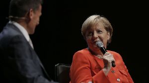 Die Kanzlerin beim „Treffpunkt Foyer“ mit Chefredakteur Christoph Reisinger: Angela  Merkel will Deutschland mit einer Mischung aus Erfahrung und Neugierde fit für die Zukunft machen Foto: Lichtgut/Leif Piechowski