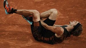 Nach seiner schweren Fußverletzung bei den French Open ist Alexander Zverev operiert worden. Foto: dpa/Thibault Camus