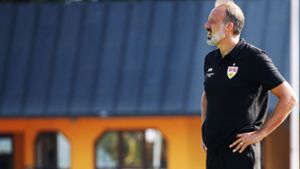 Pellegrino Matarazzo blickt nach vorne – auf den Pflichtspielstart. Zuletzt musste der Trainer des VfB Stuttgart aber ziemlich improvisieren. Foto: Baumann/Alexander Keppler