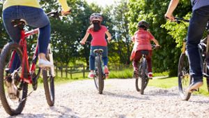 Wenn Eltern nach Fahrrädern für ihre Kinder suchen, müssen sie verschiedene Kriterien beachten. Foto: Imago / Shotshop
