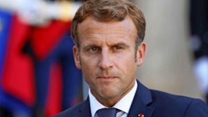 Aufgrund eines Fehlverhaltens ist das Corona-Impfzertifikat von Emmanuel Macron im Netz gelandet. (Archivbild) Foto: AFP/LUDOVIC MARIN