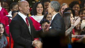 Barack Obama beim Weihnachtskonzert in washington mit dem Schauspieler Dwayne Johnson, auch bekannt als The Rock (links). Foto: SIPA POOL