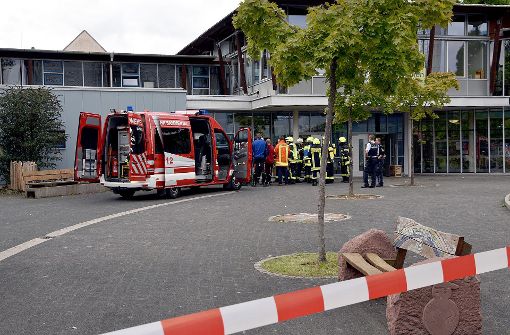 Gleich zweimal hintereinander mussten Rettungskräfte am Montag zu Schulen in Bammental (Rhein-Neckar-Kreis) zu Großeinsätzen ausrücken. Foto: dpa