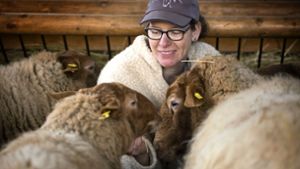 Christine Brencher im Stettener Schafstall: Die Schäferin ist gelernte Landwirtin und liebt den Umgang mit Tieren. Foto: Gottfried Stoppel