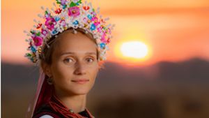 Olena Afanasenko stellt  mit Kolleginnen nach alter Tradition   ukrainische Haarkränze, wie auf diesem Foto her. Foto: 380979468003/Androshchuk Pavlo