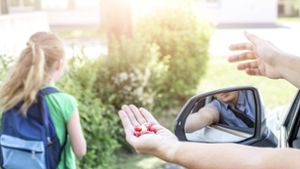 Ein Unbekannter soll versucht haben, Kinder mit Süßigkeiten in sein Auto zu locken. (Symbolbild) Foto: imago images / Panthermedia/photographie_Hannes_Eichinger