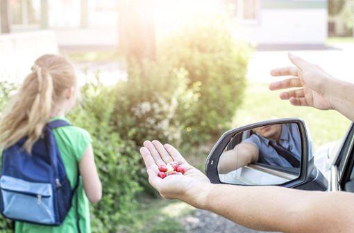 Ein Unbekannter soll versucht haben, Kinder mit Süßigkeiten in sein Auto zu locken. (Symbolbild) Foto: imago images / Panthermedia/photographie_Hannes_Eichinger
