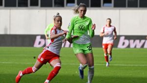 Bayern Münchens Giulia Gwinn (l) im Zweikampf mit Jule Brand vom VfL Wolfsburg. Foto: Angelika Warmuth/dpa