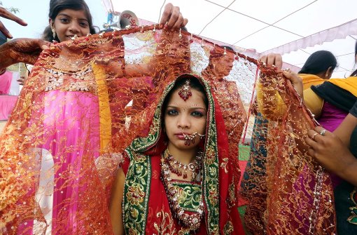 Eine junge Braut während einer Hochzeitszeremonie in Indien. Foto: EPA