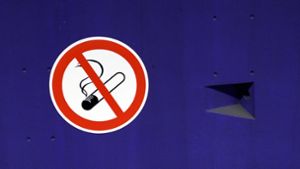 In den Innenräumen haben sich die meisten Deutschen an ein Rauchverbot gewöhnt. Foto: imago images/Future Image/Christoph Hard