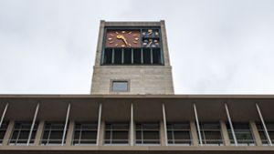 Der Rathausturm mit Uhr, vom Innenhof aus gesehen. Foto: Lichtgut/Leif Piechowski