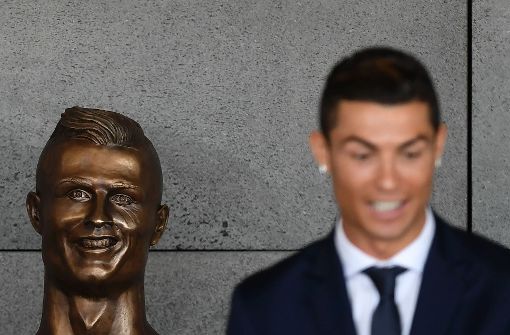 Gut getroffen oder weit verfehlt? Bei der Einweihung des Flughafens auf Madeira machten sich einige Gäste über die Nachbildung von Cristiano Ronaldo lustig. Foto: AFP