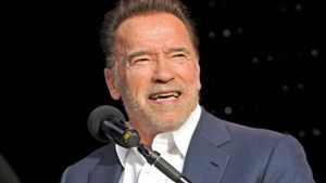 Arnold Schwarzenegger auf Schritte-Challenge mit Hausschwein Schnelly