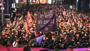 Bei der queer-feministischen Demonstration Take back the night zogen nach Polizeiangaben etwa 2800 Menschen durch Berlin-Friedrichshain. Foto: Sebastian Christoph Gollnow/dpa