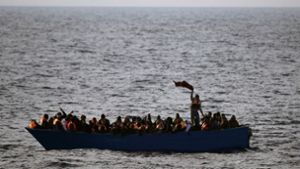 Viele Flüchtlinge gelangen mit oftmals überfüllten Booten nach Europa. (Archivbild) Foto: dpa/Emilio Morenatti