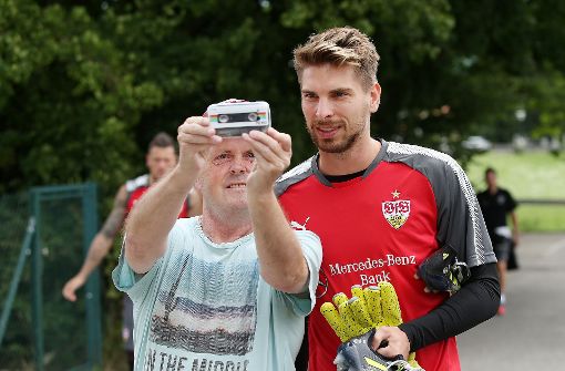 Die VfB-Fans im Trainingslager freuen sich über Neuzugang Ron-Robert Zieler. Foto: Baumann