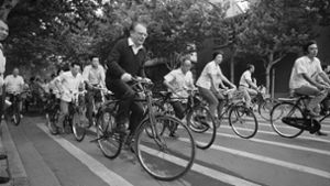 Lothar Späth auf dem Fahrrad in Shanghai. Foto: Hauptstaatsarchiv Stuttgart/Burghard Hüdig