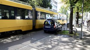 In Bad Cannstatt fuhr eine Autofahrerin beim Parken gegen eine Stadtbahnlinie. Foto: 7aktuell.de/Andreas Werner/7aktuell.de | Andreas Werner