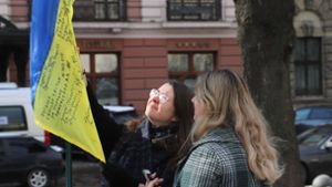 Sofia Sidokova und Juliya Zaitseva, beide 19 Jahre alt,  bestaunen die Fahne, die irgendjemand unweit   der Staatsoper aufgestellt hat. Foto: StN/Feyder