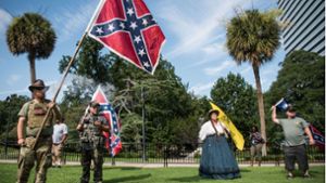 Wird das die Klientel der geplanten Serie „Confederate“ – weiße Südstaatler, die für das Hissen der für das Hissen der Konföderierten-Flagge über öffentlichen Gebäuden demonstrieren Foto: AFP