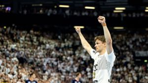 Kiels Rune Dahmke jubelt nach dem Sieg gegen Montpellier. Foto: Axel Heimken/dpa
