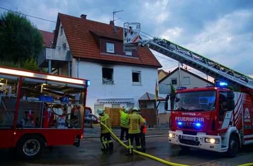 Das Feuer war am 13. Juni im ersten Stock des Hauses mutmaßlich gelegt worden und löste einen Großeinsatz der Feuerwehr aus. Foto: SDMG//Krytzner