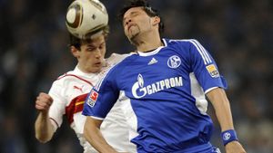 Ein Bild aus dem Jahr 2013: Georg Niedermeier und Kevin Kuranyi stehen sich in der Bundesliga gegenüber.  Heute stehen beide ohne Verein da. Foto: AP