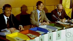 Der Waiblinger Oberbürgermeister Ulrich Gauss (Mitte) gibt 1976 beim Radio-Quiz „Allein gegen alle“ die Antworten durch. Foto: Filmclub Waiblingen