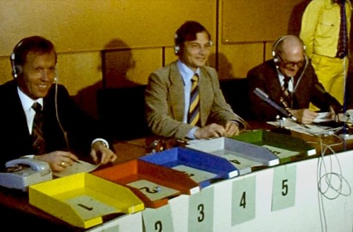 Der Waiblinger Oberbürgermeister Ulrich Gauss (Mitte) gibt 1976 beim Radio-Quiz „Allein gegen alle“ die Antworten durch. Foto: Filmclub Waiblingen