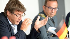 Der Konstanzer Staatsanwalt Joachim Speiermann (links) und der italienische Finanzpolizist Guiseppe Campobasso berichten im Juli 2017 stolz von ihrem Schlag gegen die Mafia im Schwarzwald. Foto: dpa