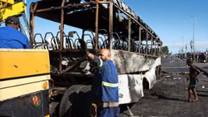 Der Konflikt verwandelt die Straßen der südafrikanischen Metropole in ein Schlachtfeld: ausgebranntes  Gerippe eines Busses in Kapstadt. Foto: AFP/Rodger Bosch