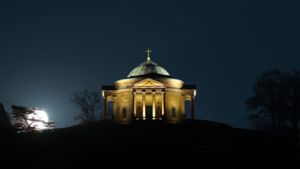 Die Grabkapelle auf dem Württemberg wird nachts beleuchtet. Das könnte bald vorbei sein. Foto: Leserfoto/Bernd Willer